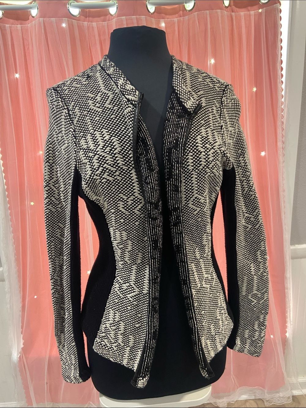 H&M Black and Cream Patterned Knit Blazer size M